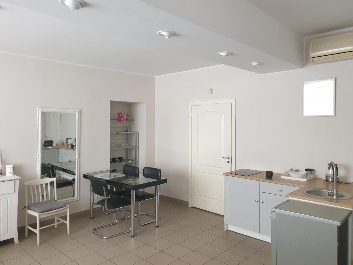 Camellia Studio Apartment & Parking Riga Exterior foto